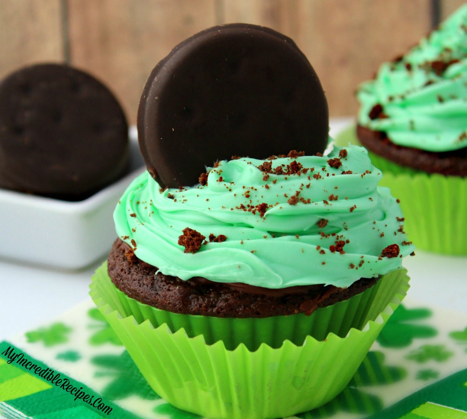 Thin Mint Cupcakes! [Girl Scout Cookie Copycat]