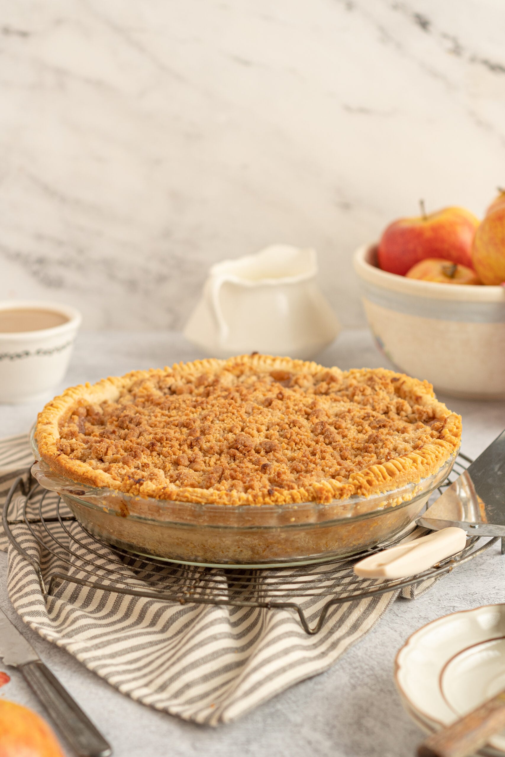 Side view of the apple pie on a wire rack. 