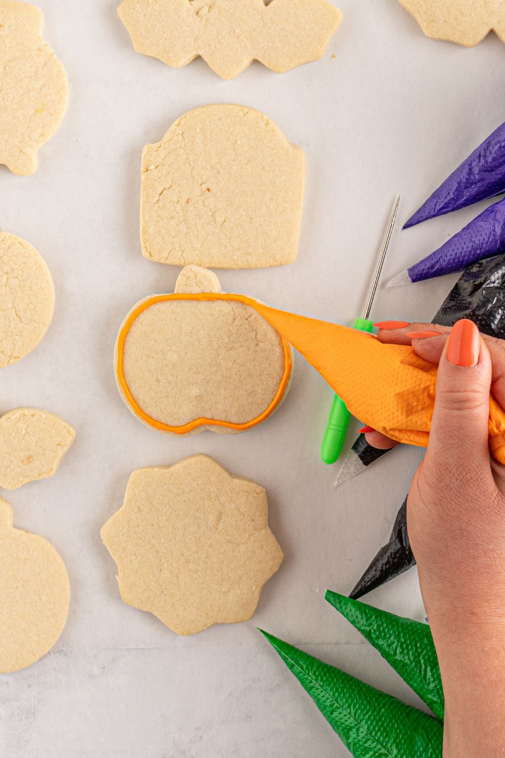 outlining sugar cookie with royal icing 