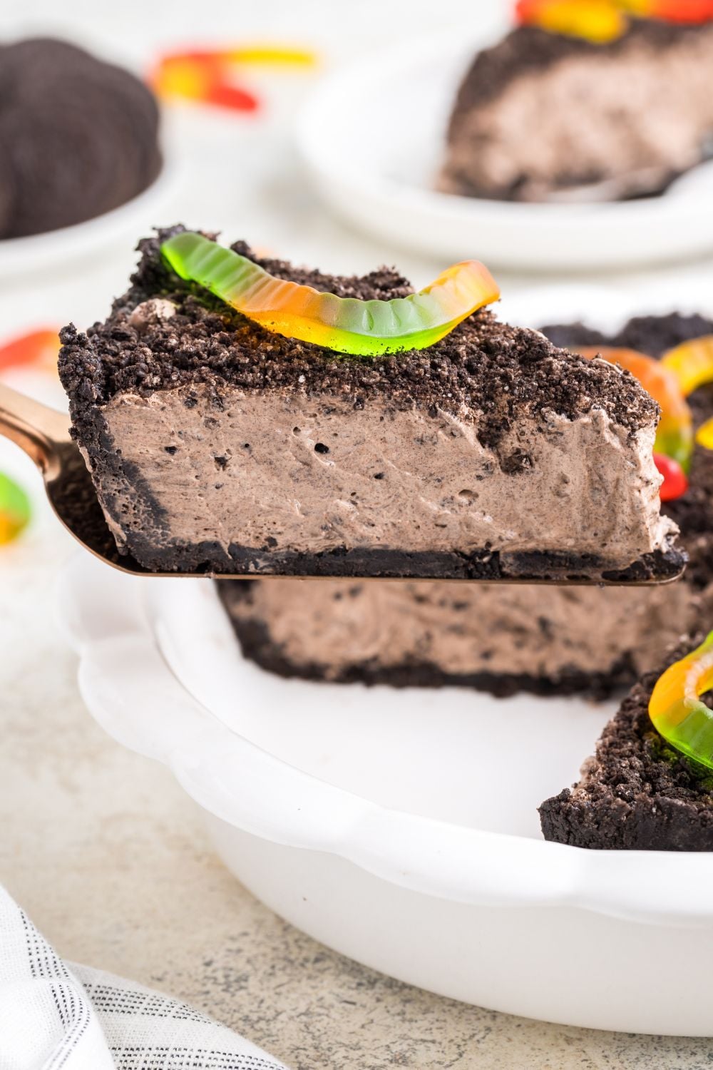 oreo dirt pie slice being lifted up by a spatula