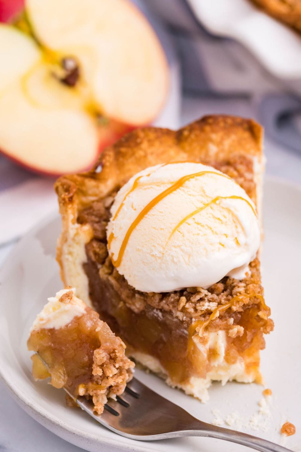 apple crumble cheesecake with bite on a fork
