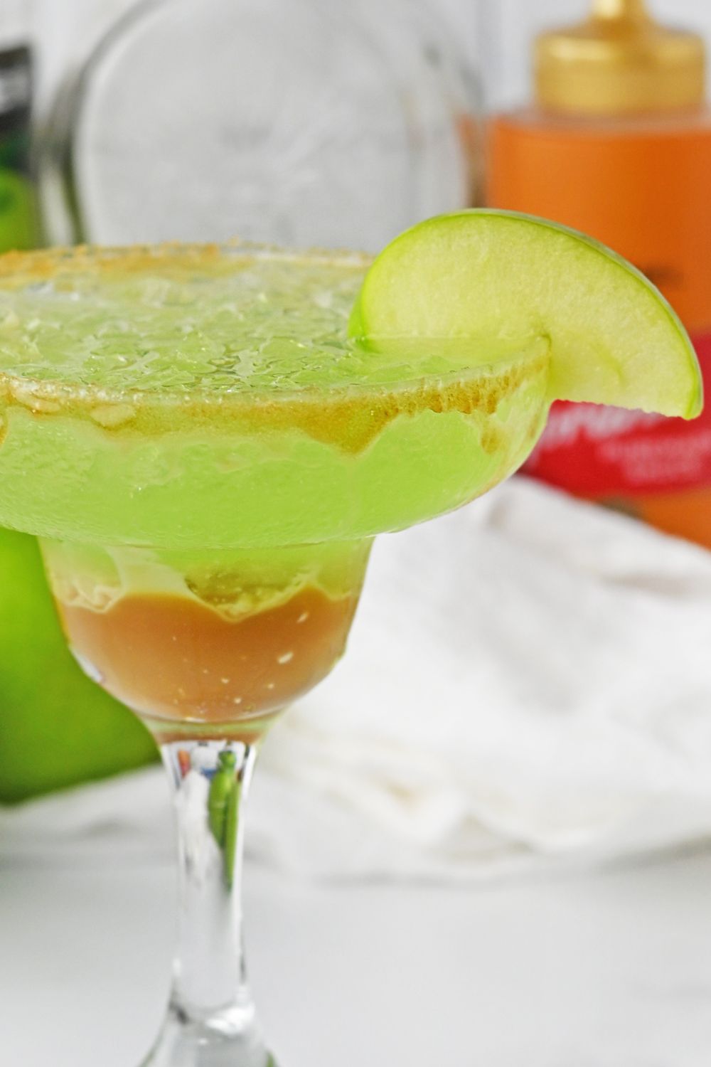 green apple cocktail with apple wedge 