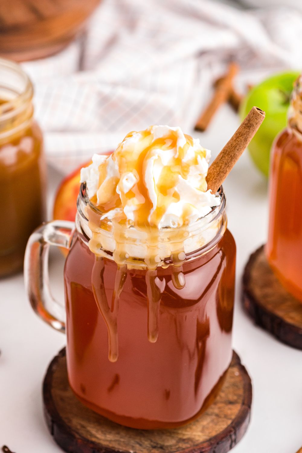easy apple cider in glasses on table
