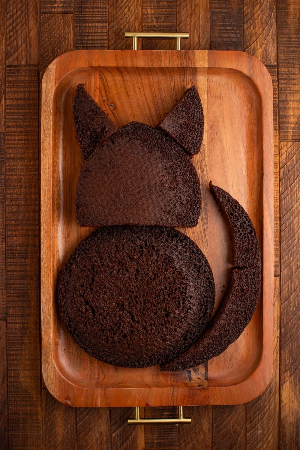 cake pieces made to look like a cat on a serving tray 