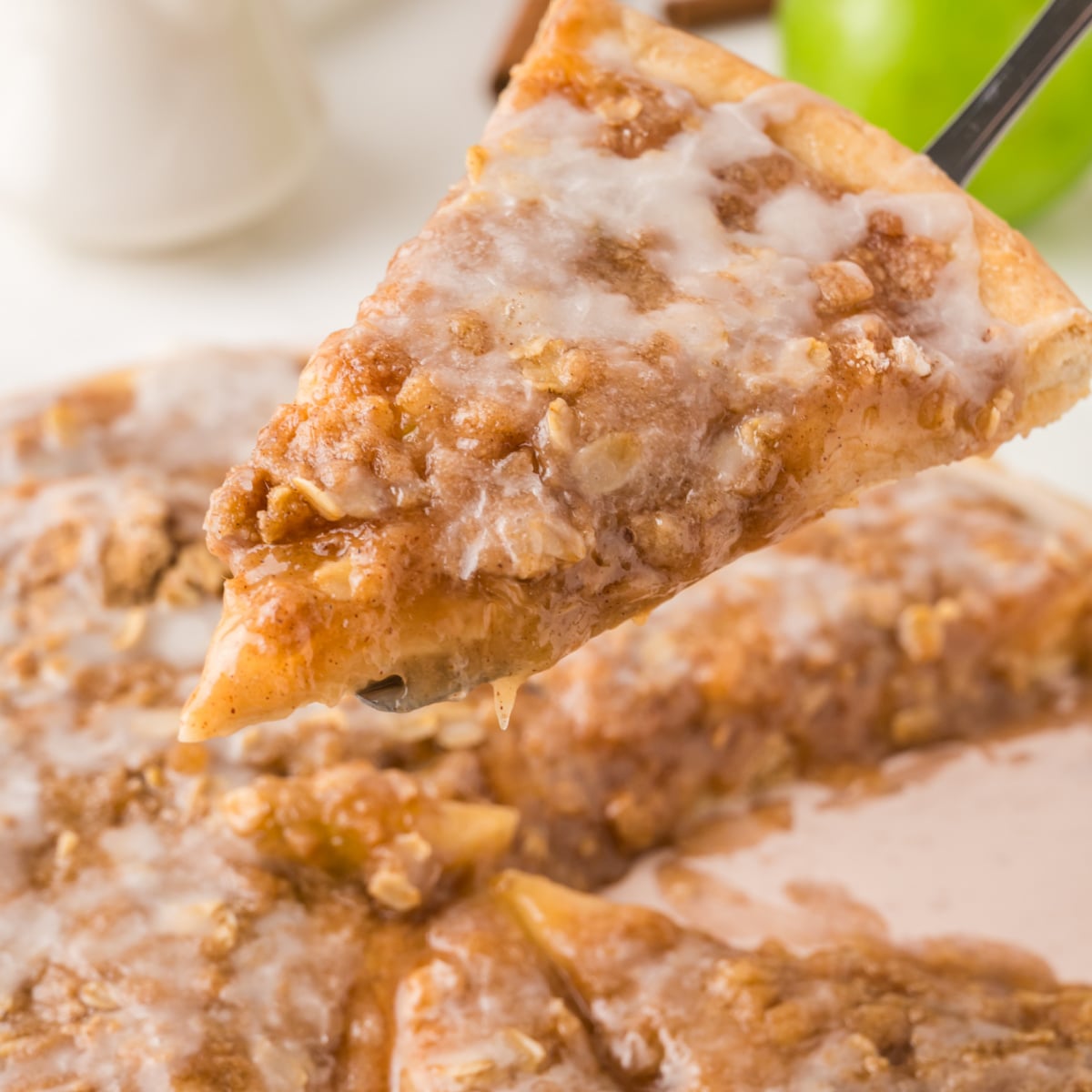Easy Apple Pie Pizza (Cinnamon Apple Dessert Pizza)