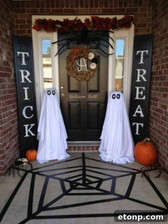 Spooky chicken wire ghosts for haunting Halloween outdoor decor