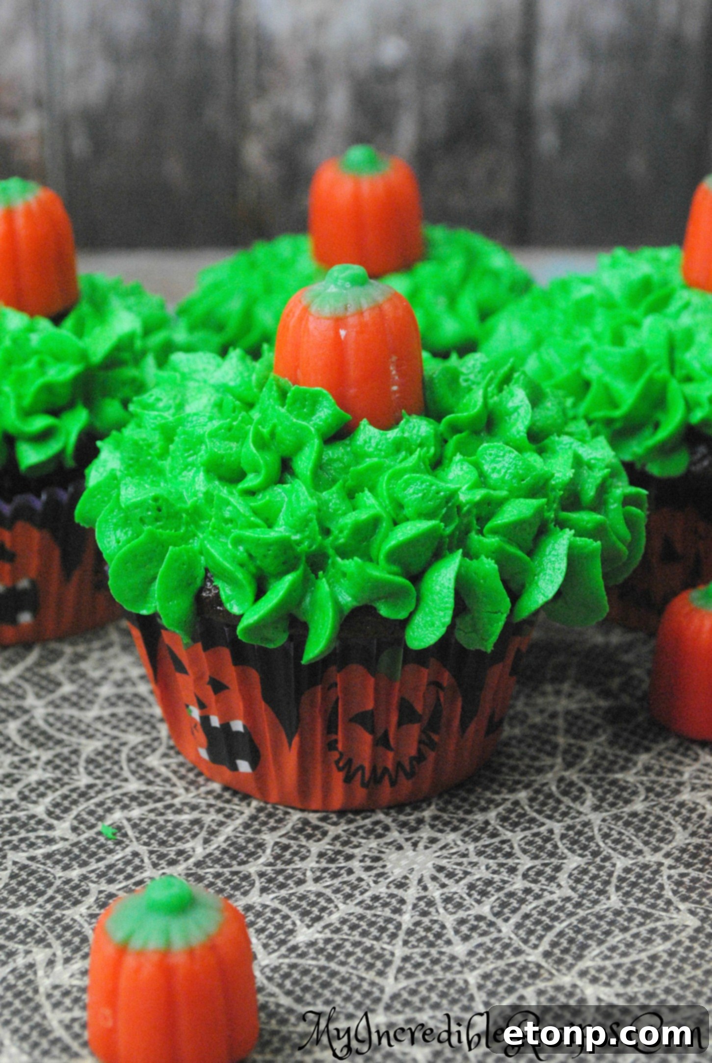 decorated pumpkin cupcakes