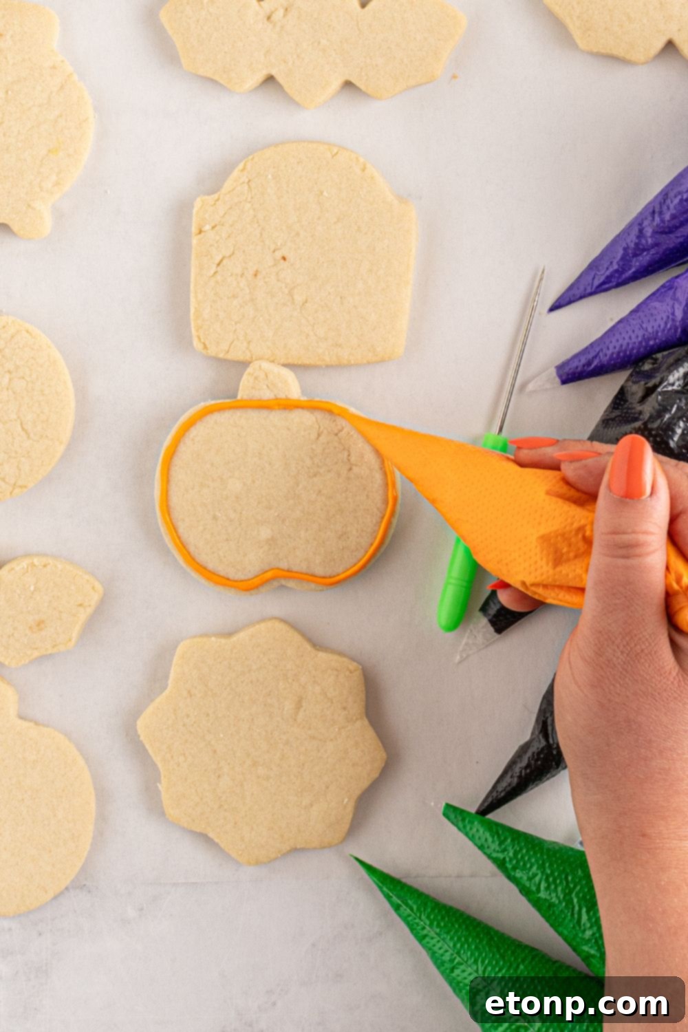 outlining sugar cookie with royal icing 