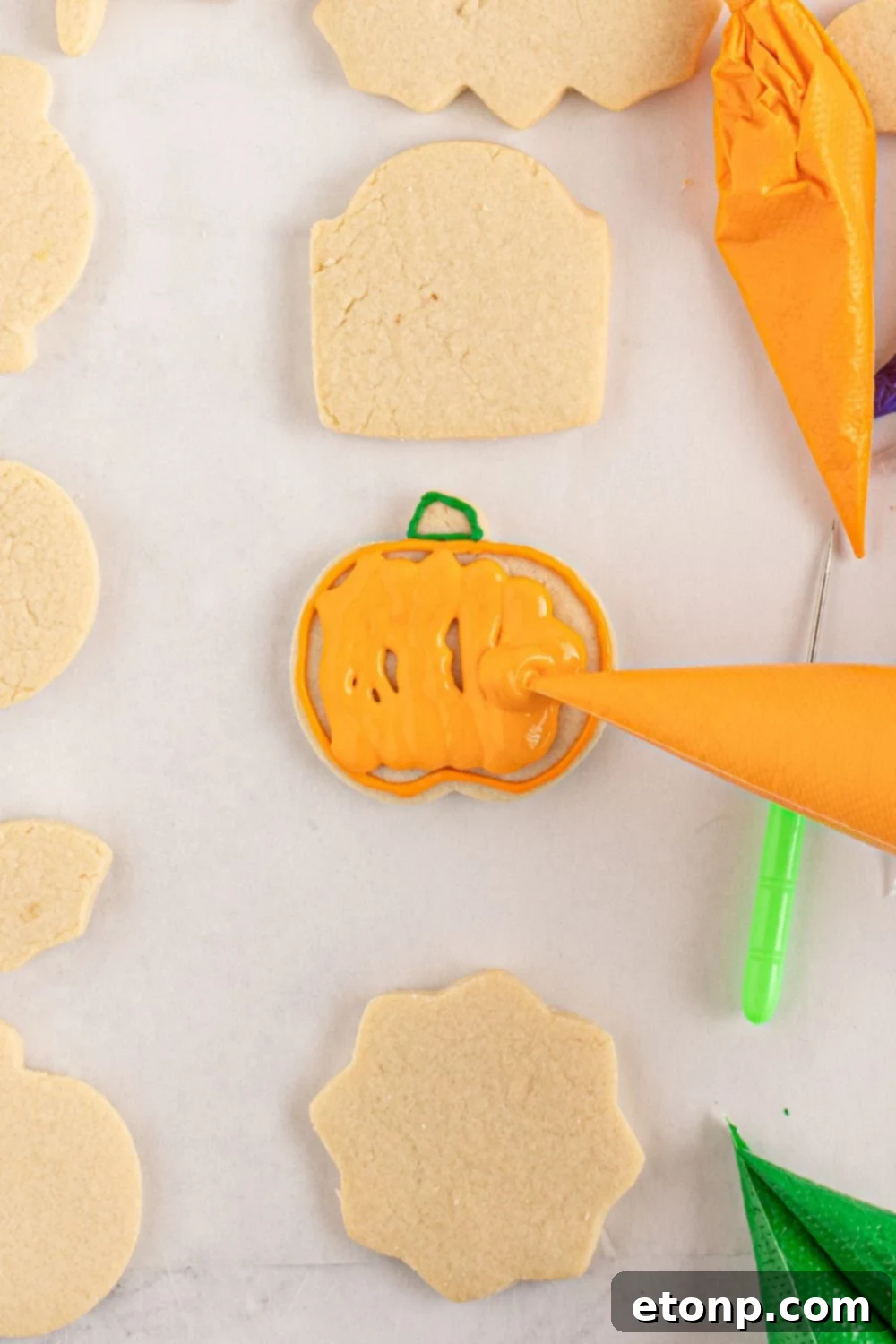 filling in design on sugar cookie