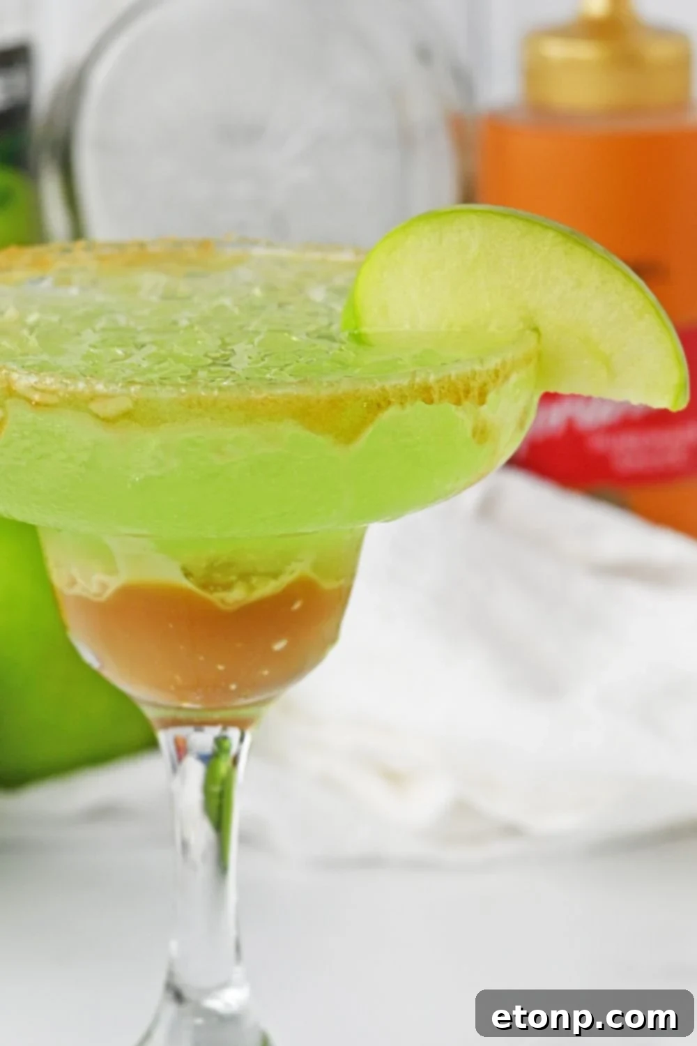 green apple cocktail with apple wedge 