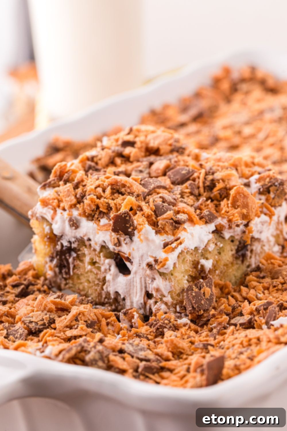 piece of cake lifting out of pan