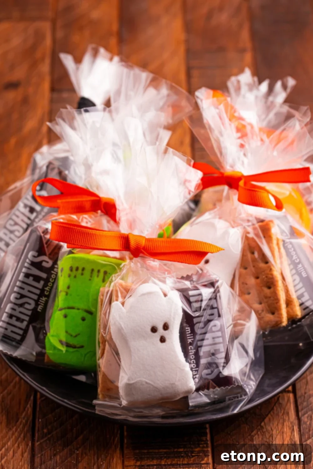 Spooky Smores Treat Packs 13 Halloween Smores Gift Bags in a black bowl on a wooden table