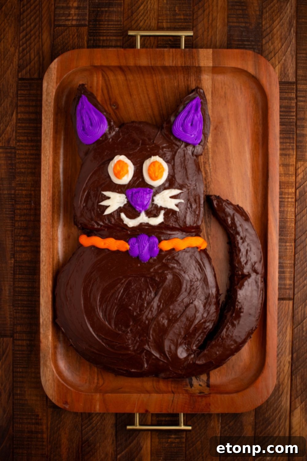 The fully decorated Easy Halloween Black Cat Cut Out Cake, a delightful centerpiece on a festive tray, ready to be enjoyed.