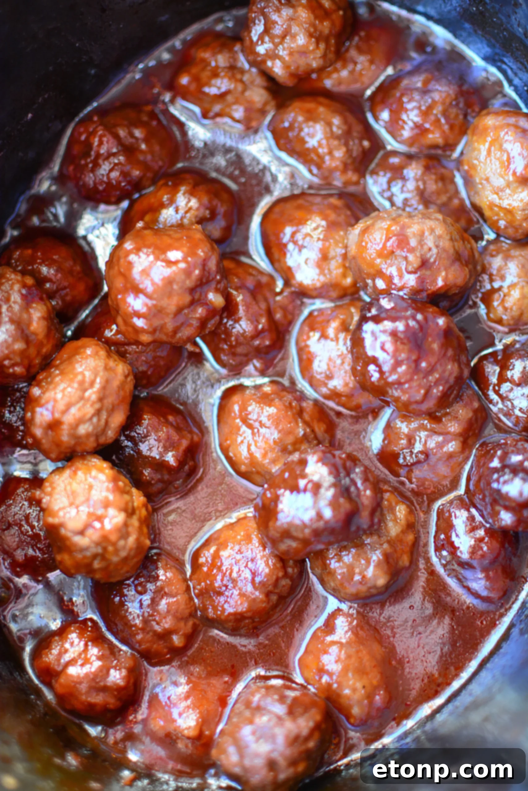 3 Malzemeli Tatlı Acı Yavaş Pişen Köfteler 2 Delicious sweet and spicy crock pot meatballs simmering in a slow cooker, perfect for parties or a quick meal.