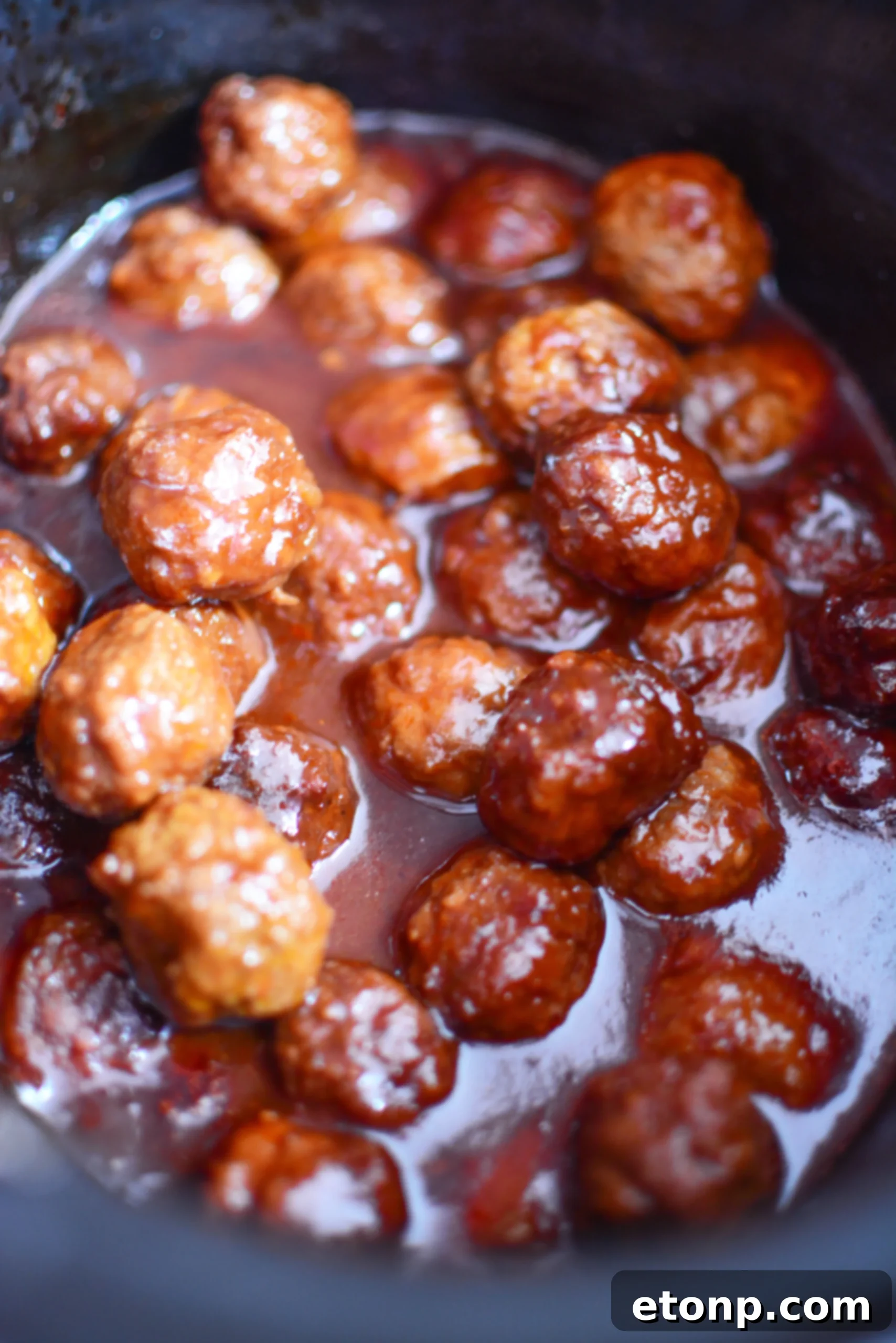 3 Malzemeli Tatlı Acı Yavaş Pişen Köfteler 11 Final presentation of the sweet and spicy crock pot meatballs in a decorative bowl, inviting guests to enjoy.