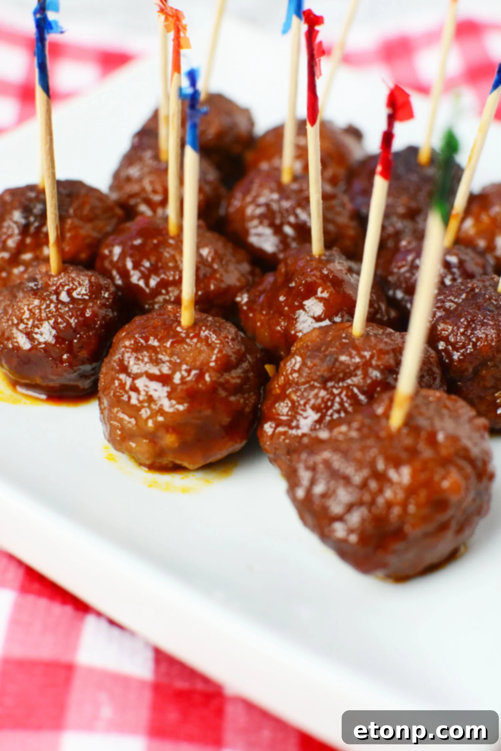 3 Malzemeli Tatlı Acı Yavaş Pişen Köfteler 3 Close-up of a serving of sweet and spicy crock pot meatballs, ready to be enjoyed as an appetizer or main dish.