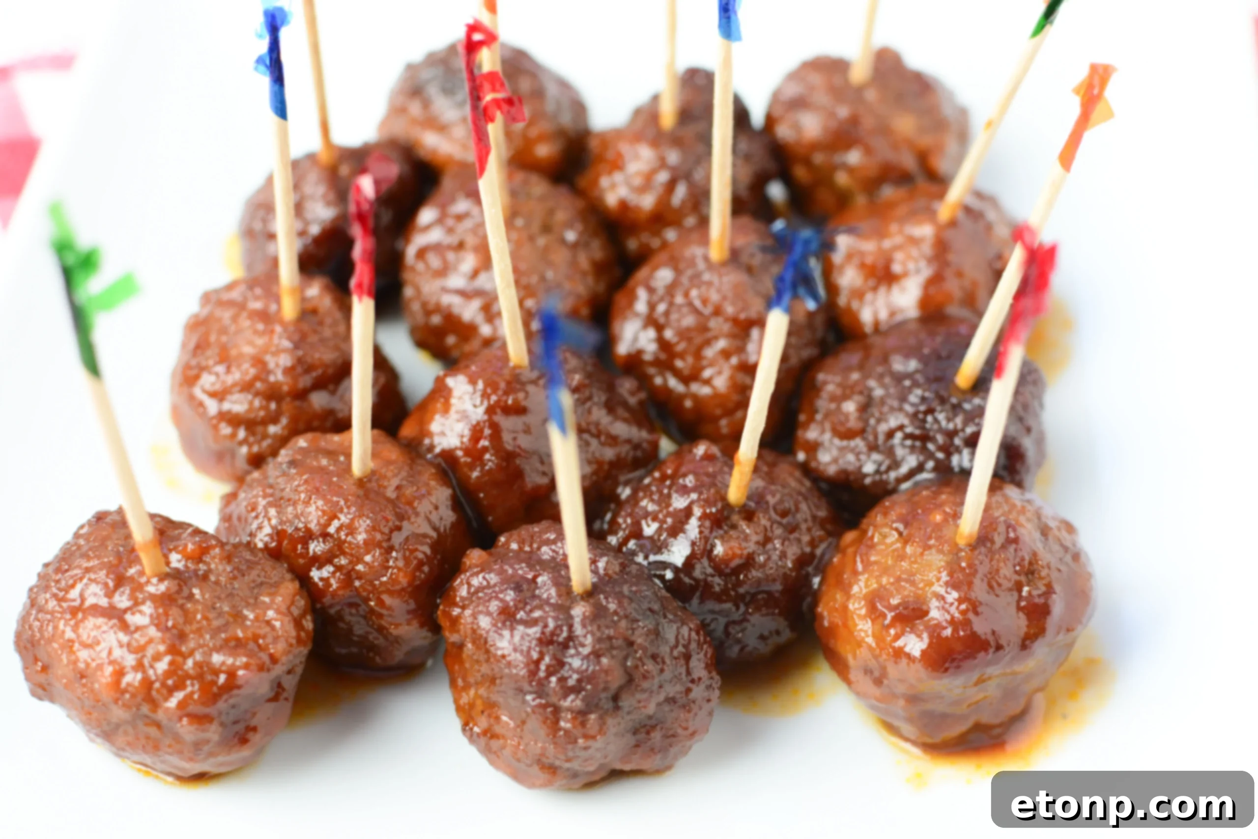 3 Malzemeli Tatlı Acı Yavaş Pişen Köfteler 7 Cooked sweet and spicy meatballs presented in a stylish serving dish, garnished for a party.