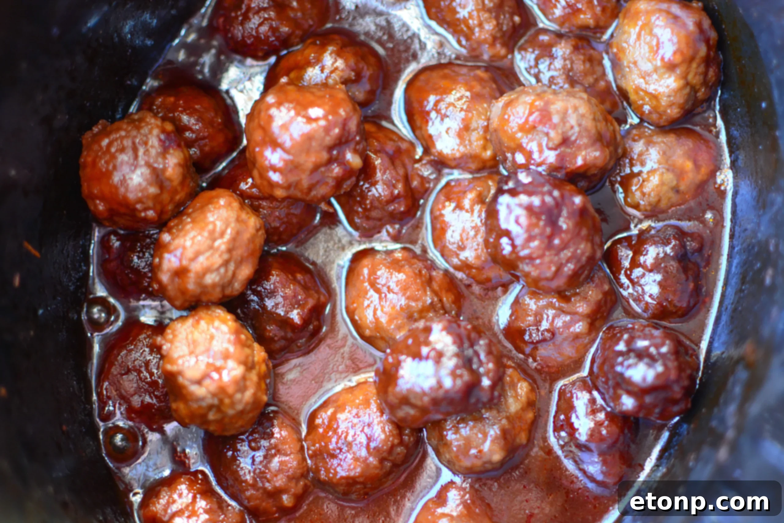 3 Malzemeli Tatlı Acı Yavaş Pişen Köfteler 8 Overhead shot of sweet and spicy crock pot meatballs in a slow cooker, demonstrating their 'set it and forget it' appeal.