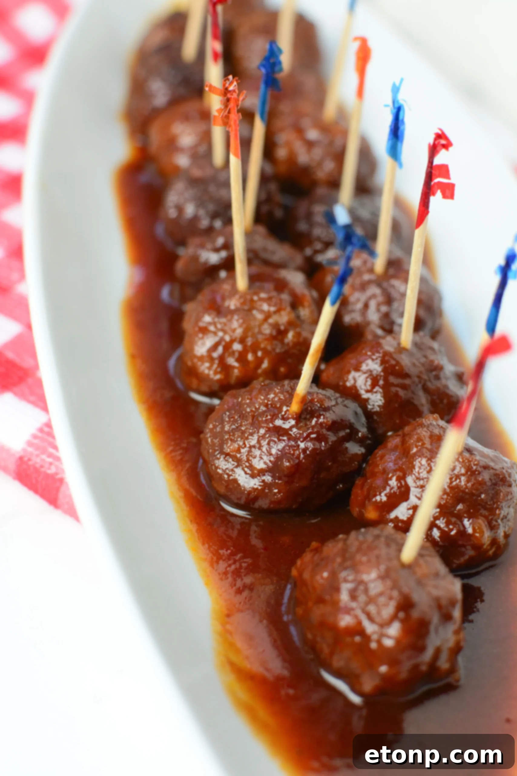 3 Malzemeli Tatlı Acı Yavaş Pişen Köfteler 9 Close-up of a single sweet and spicy meatball, showcasing its moist texture and perfect glaze.
