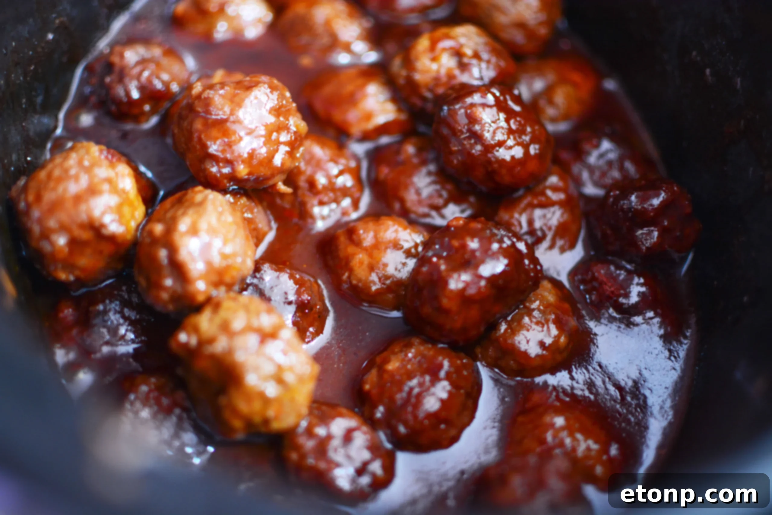 3 Malzemeli Tatlı Acı Yavaş Pişen Köfteler 10 A full crock pot of sweet and spicy meatballs, ready to be served, emphasizing their perfect moistness.
