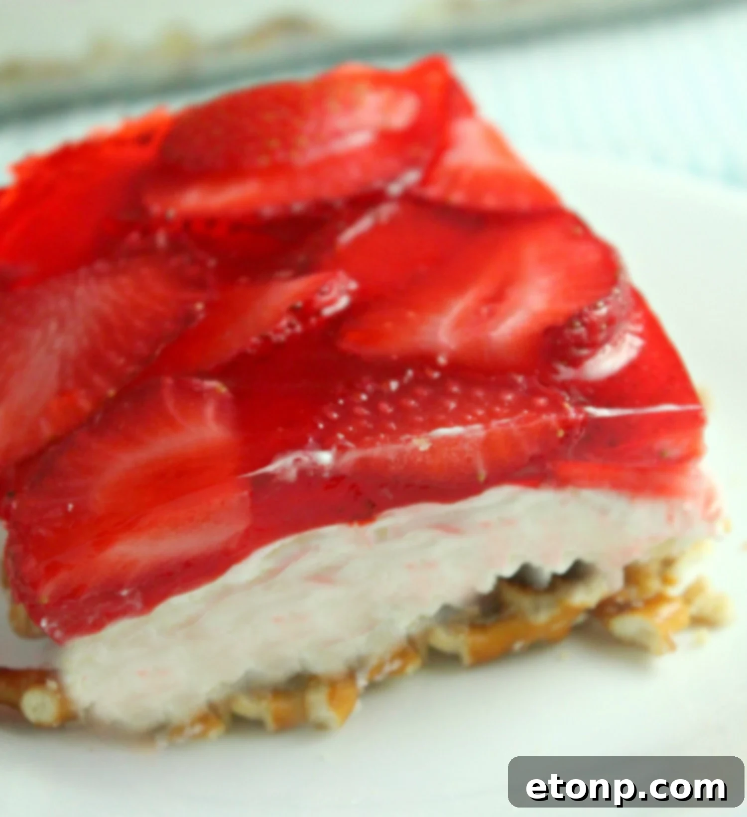 A close-up of the creamy white filling layer, perfectly spread over the pretzel crust.